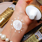 ضد آفتاب کلاژن ساز بی رنگ SPF 90